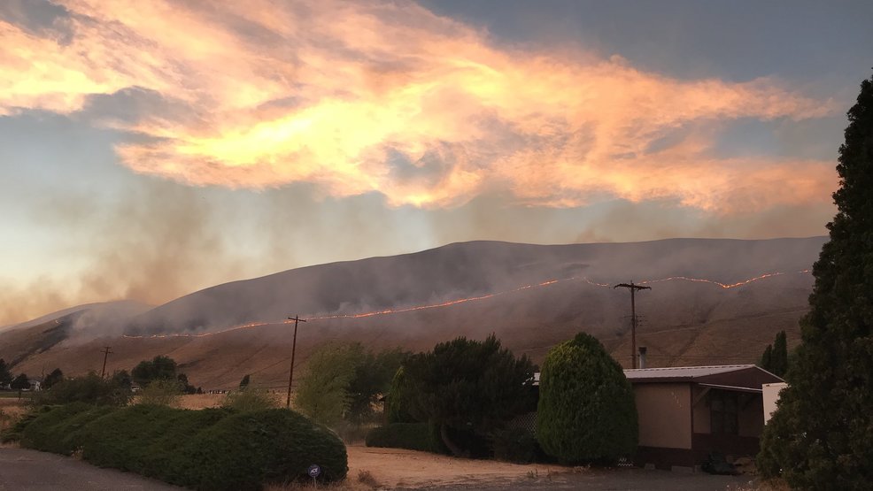 Wildfire closes Highway 14 in Wishram, Washington, Level 3 evacuations for some KOMO