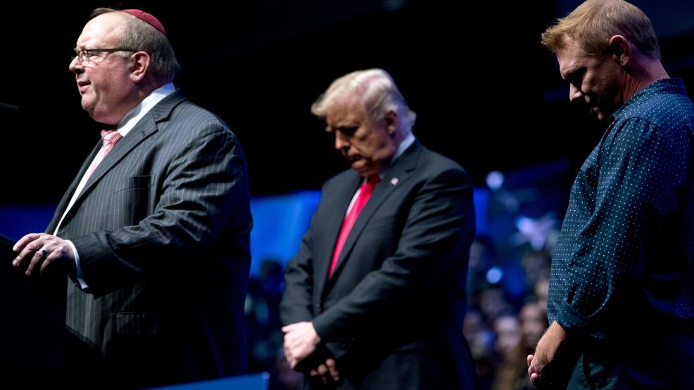 Trump Pittsburgh synagogue Trump head bow AP31.jpg