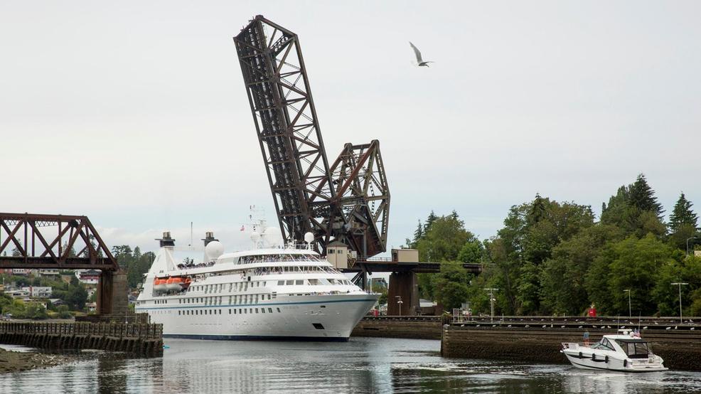 Photos History made the largest ship ever to navigate the Ballard