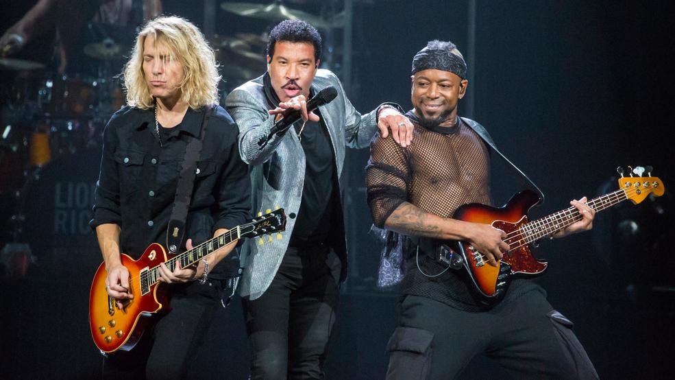 Photos Lionel Richie plays the classics for Seattle's packed KeyArena