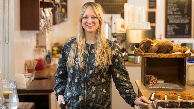 Spring-themed cake for Prince Harry, Meghan's spring wedding