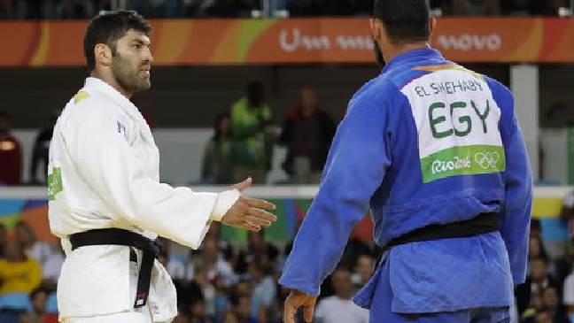 Egyptian judoka refuses to shake Israeli opponent's hand